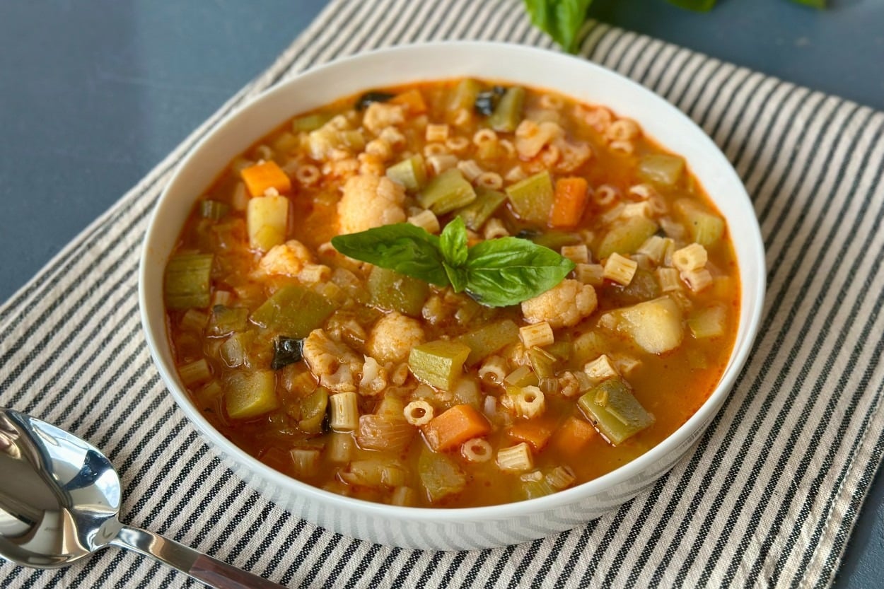 İtalyan İşi Sıcak Başlangıç: Minestrone Çorbası