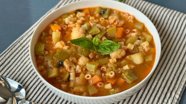 İtalyan İşi Sıcak Başlangıç: Minestrone Çorbası