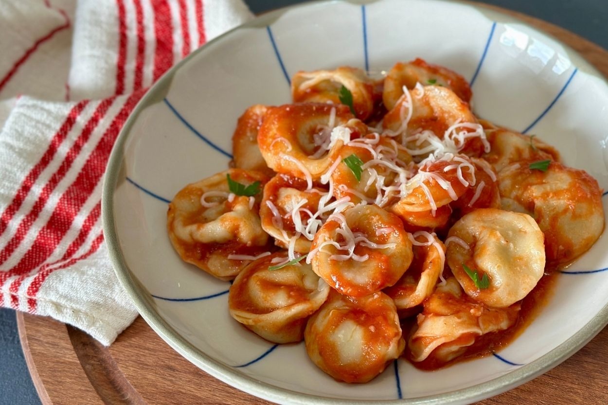 El Açması Makarna: Domates Soslu Tortellini