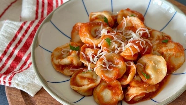 El Açması Makarna: Domates Soslu Tortellini