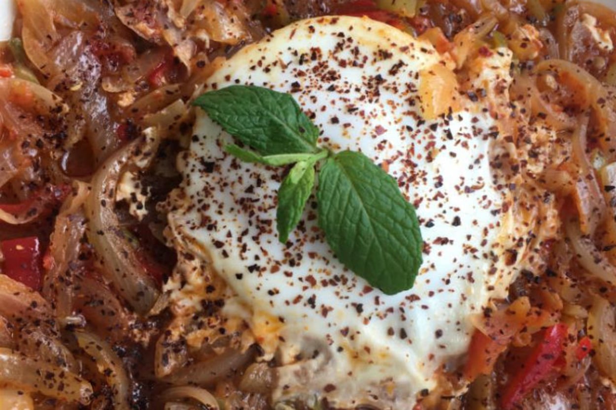 Yaz Lezzeti: Yumurtalı Soğan Kavurması