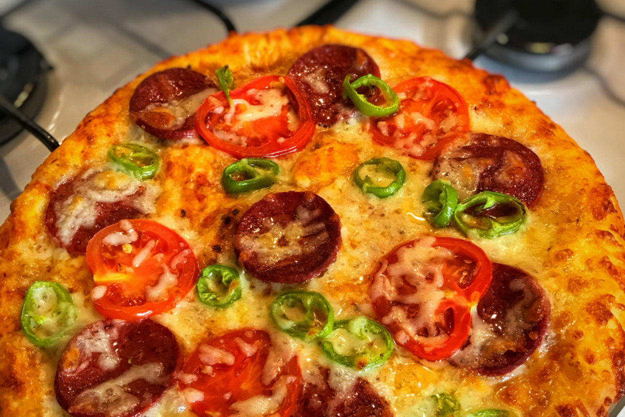 Evinin Pizzacısı Olmak İsteyenlere: Ev Yapımı Bol Malzemeli Pizza