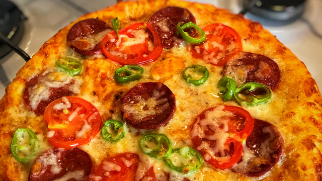 Evinin Pizzacısı Olmak İsteyenlere: Ev Yapımı Bol Malzemeli Pizza