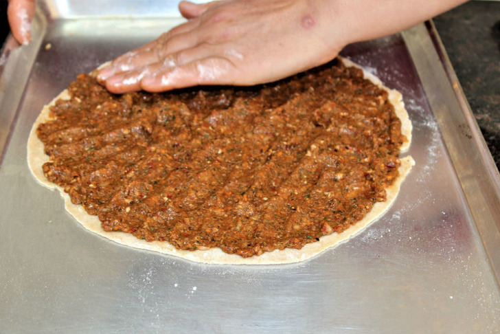 lahmacun-ici-nasil-hazirlanir