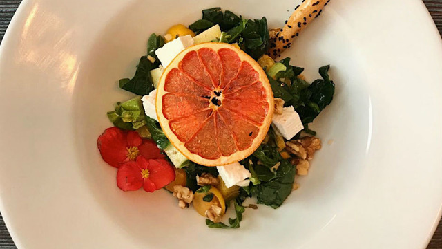 Çok Farklı: Portakal Soslu Baby Ispanak Salata