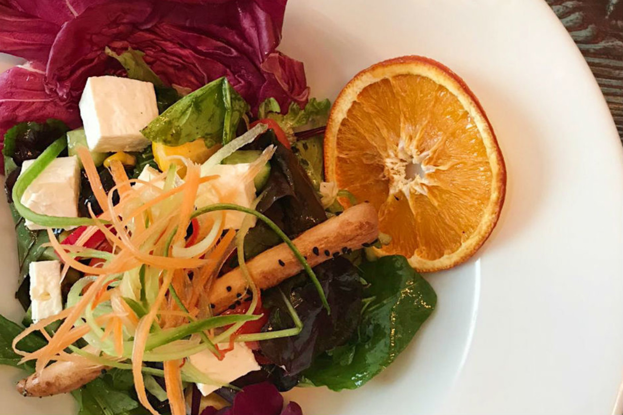 Rengarenk: İtalyan Soslu Akdeniz Salata