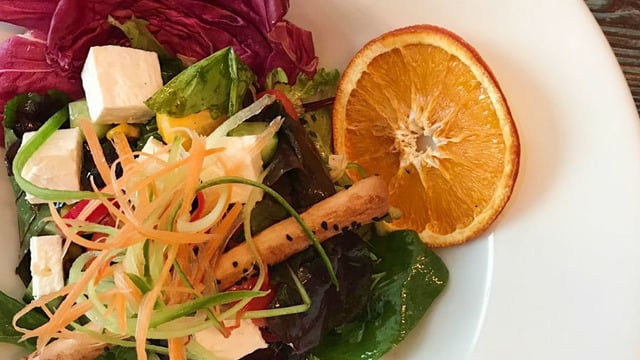 Rengarenk: İtalyan Soslu Akdeniz Salata