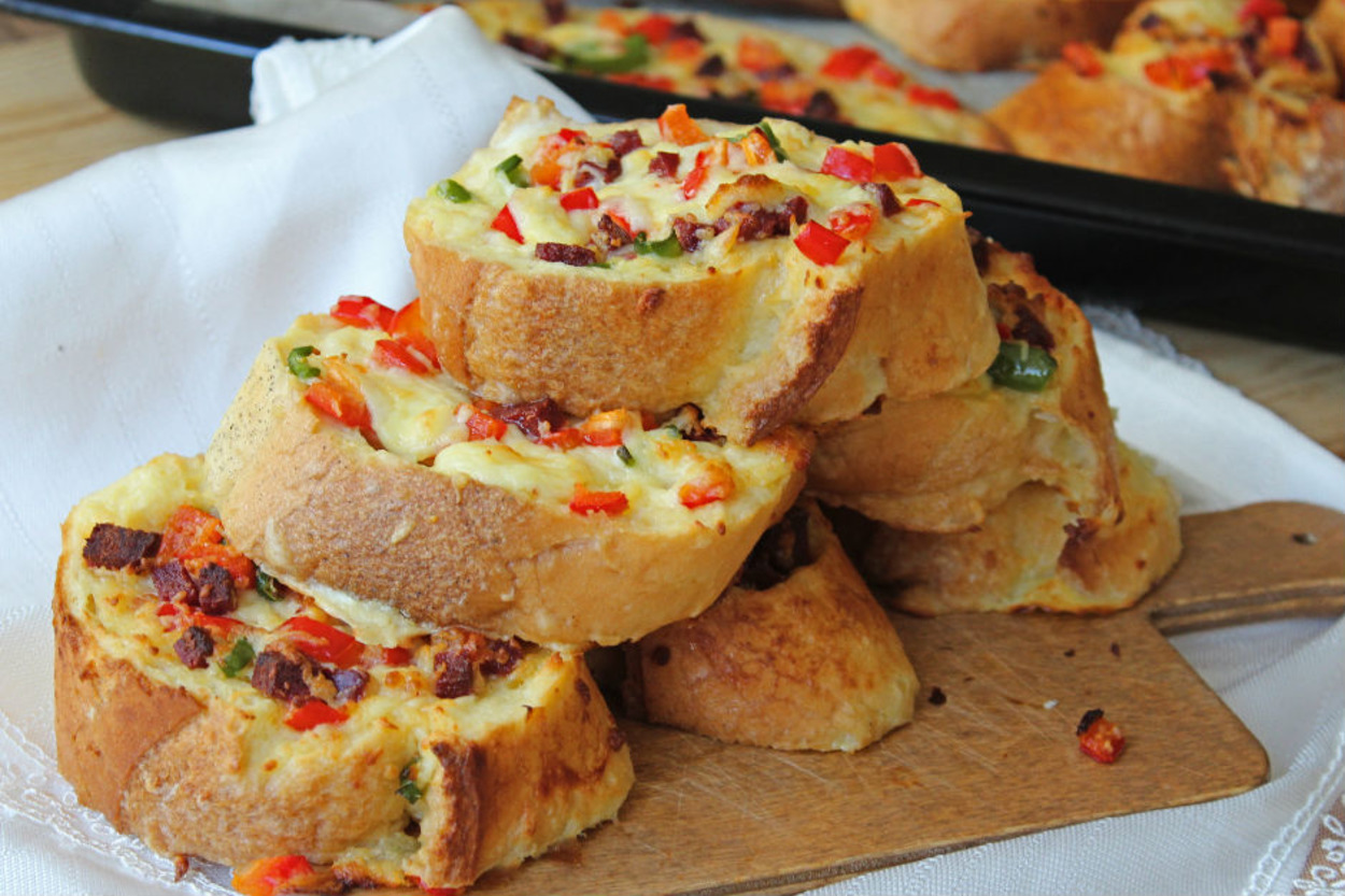 Evimizin Mutfağından: Kolay Kahvaltılık Ekmek Pizza