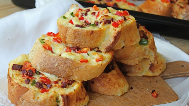 Evimizin Mutfağından: Kolay Kahvaltılık Ekmek Pizza