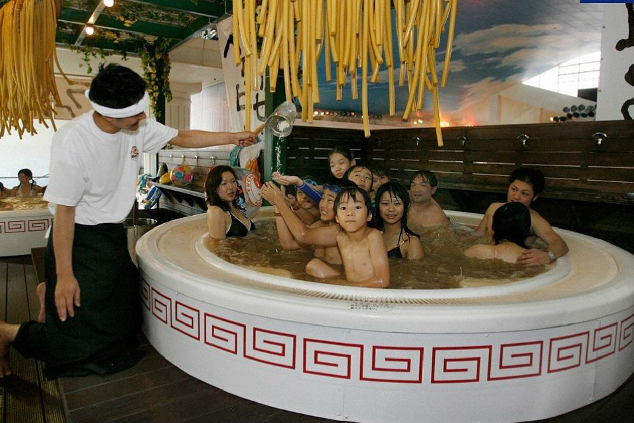 Japonların Abarttığı Dakikalardayız: Noodle Banyosu