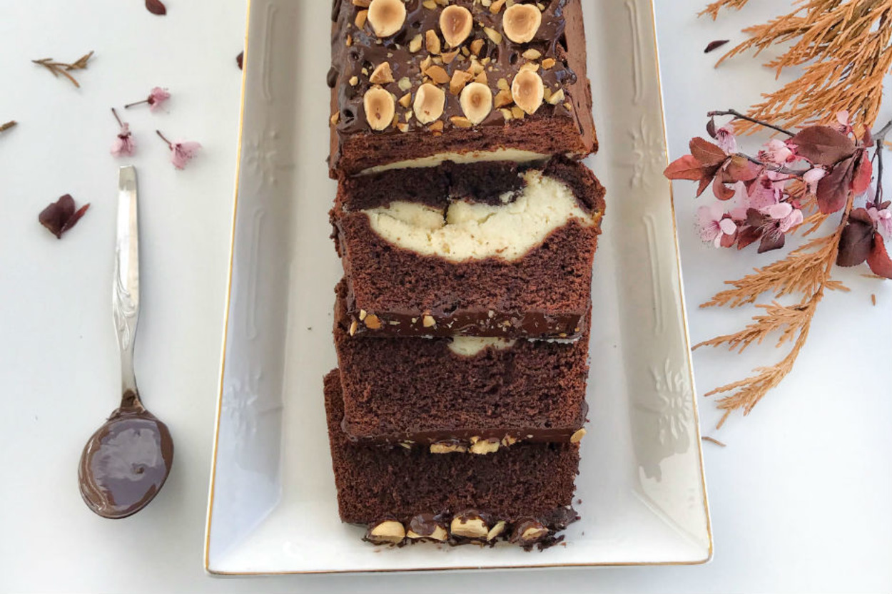 Hepsi Bir Arada: Çikolatalı Cheesecake Dolgulu Kek