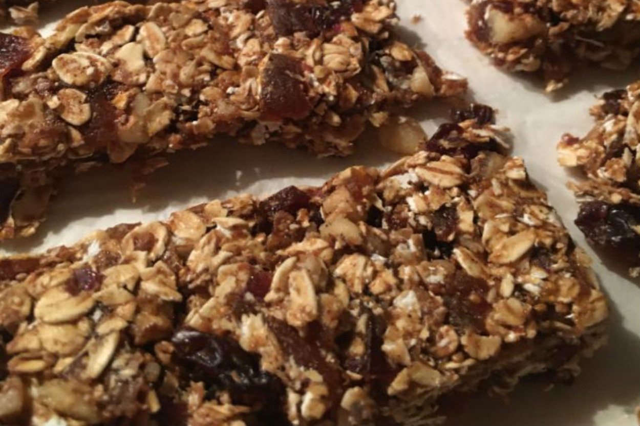 Enfes Lezzetiyle: Kuru Meyveli Yulaflı Vegan Bar