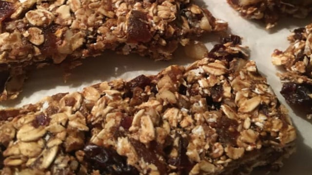 Enfes Lezzetiyle: Kuru Meyveli Yulaflı Vegan Bar