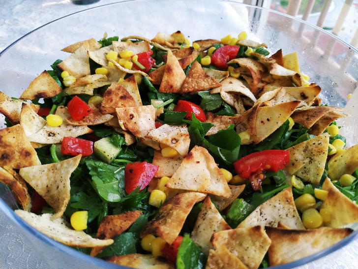 Fettuş (Fattoush) Salatası