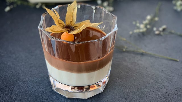 Pürüzsüz Kıvamıyla: Damla Sakızlı Çikolata Soslu Muhallebi
