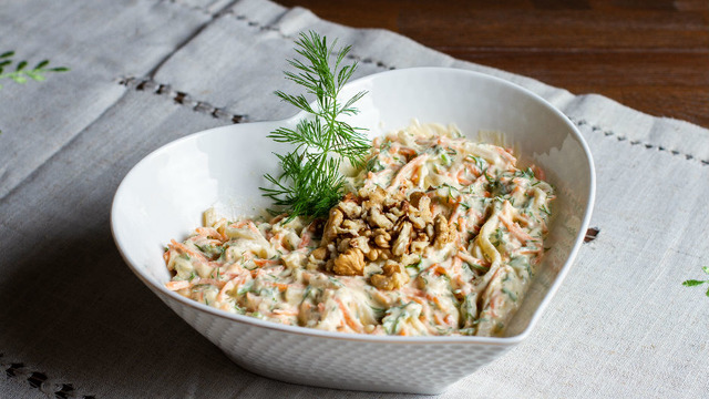 Rengiyle İştah Açan: Erişteli Havuçlu Salata