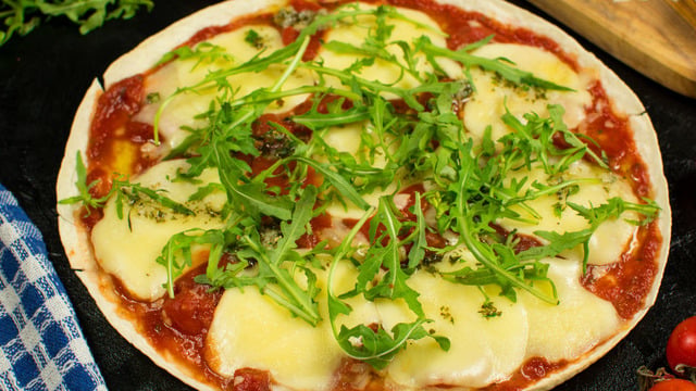 Şipşak Hazır: Bol Peynirli Lavaş Pizza