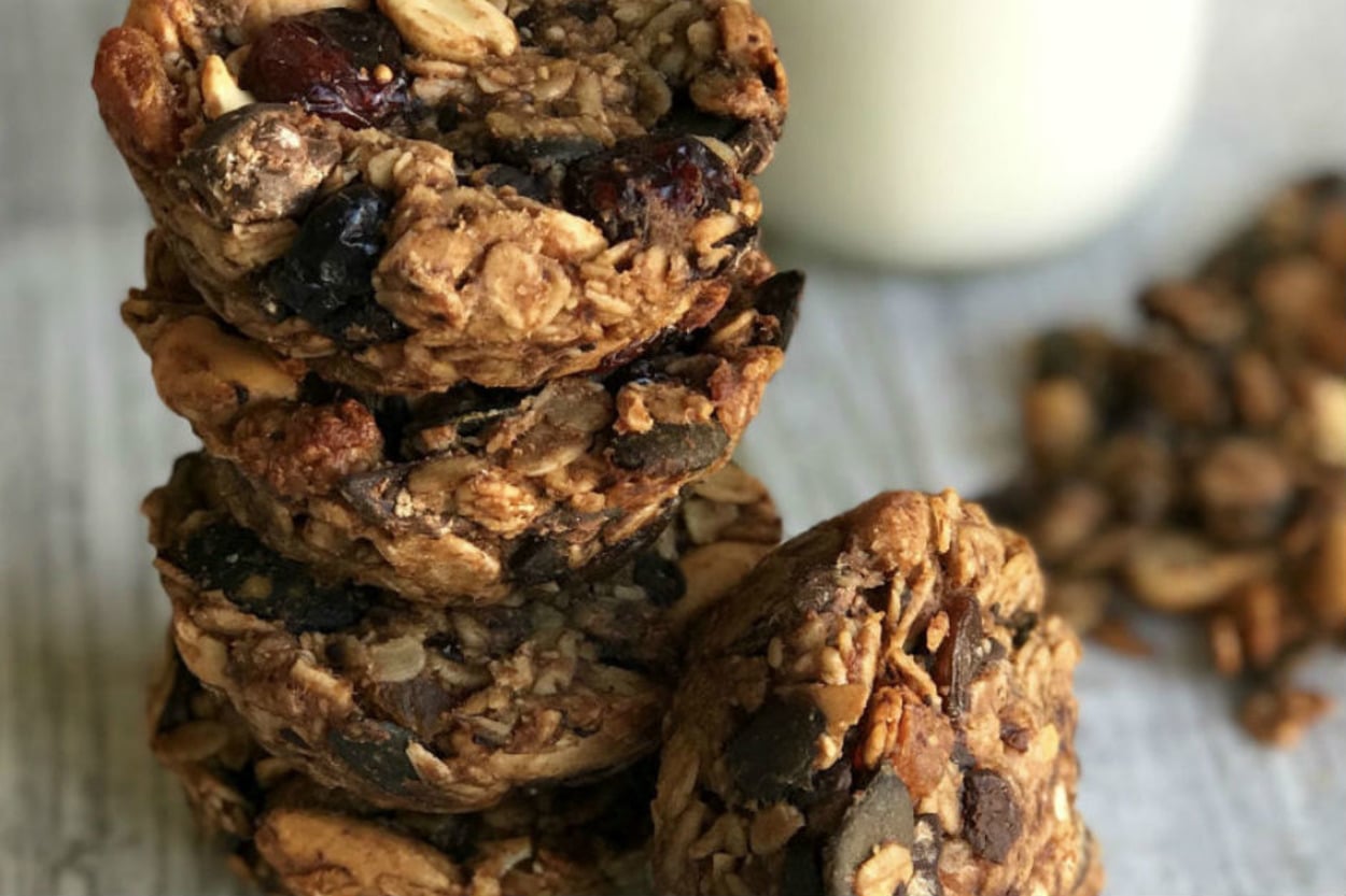 Kahvenin Yanına: Çikolata Parçacıklı Granola