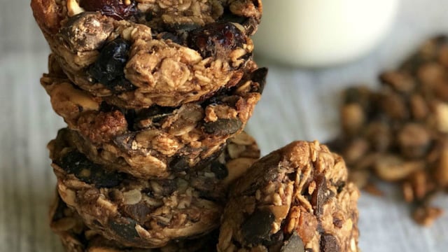 Kahvenin Yanına: Çikolata Parçacıklı Granola