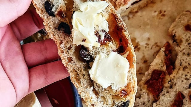 Kokusu Tüm Evinizi Saracak: Kuru Domatesli Zeytinli Ekmek
