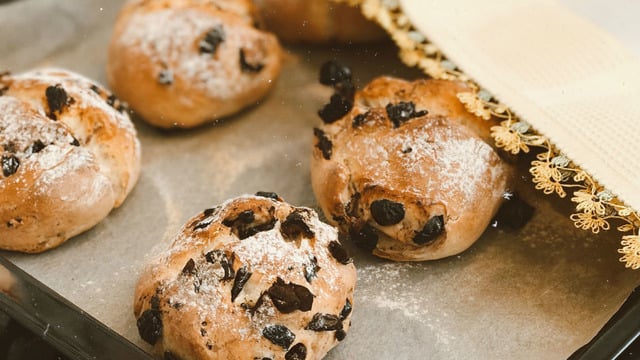 Güzel Başlangıçlar: Mini Kuru Domatesli Zeytinli Ekmek