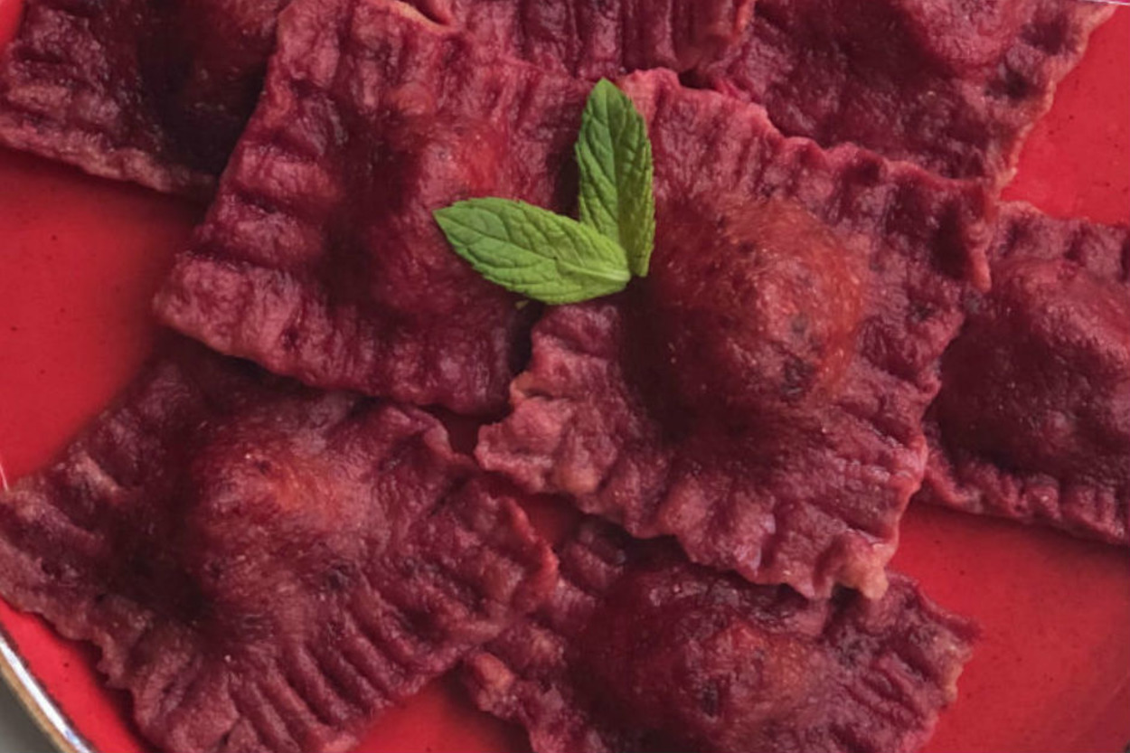 Rengi İle İştah Açan: Pancarlı Peynir Dolgulu Tam Buğday Ravioli