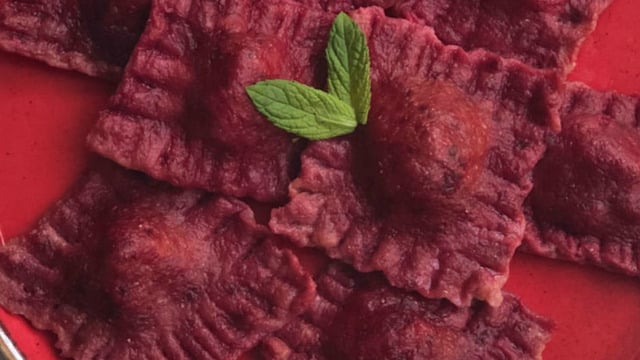 Rengi İle İştah Açan: Pancarlı Peynir Dolgulu Tam Buğday Ravioli