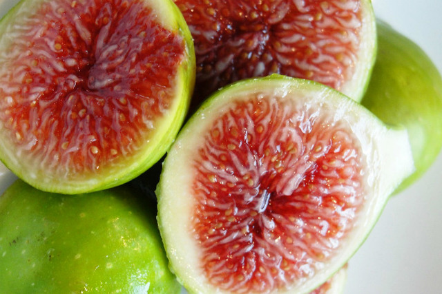http://www.produceclerks.com/2013/04/how-to-handle-fresh-figs.html | produceclerks