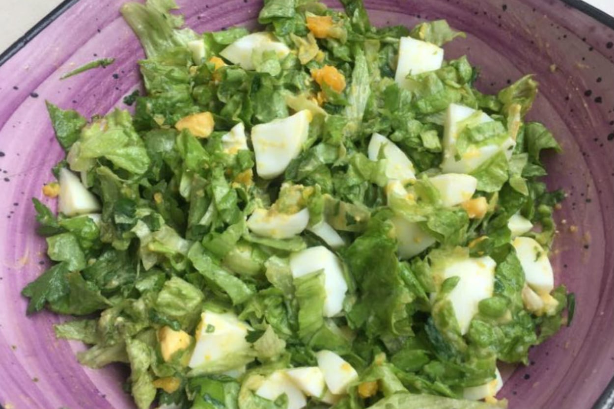 Pratik Hazırlanan: Yumurtalı Marul Salatası