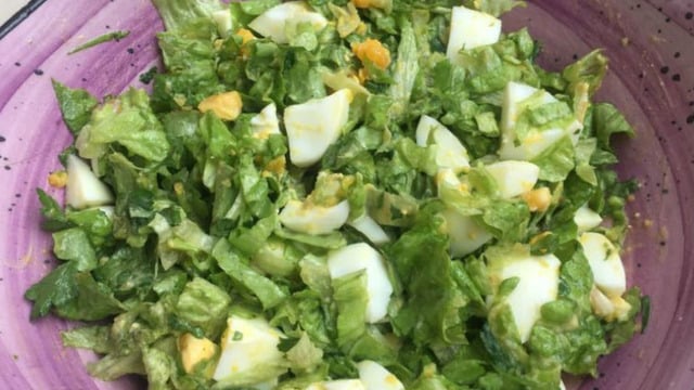 Pratik Hazırlanan: Yumurtalı Marul Salatası