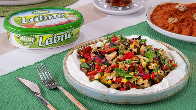 Güne Taze Başlangıç: Labneli Kahvaltı Salatası
