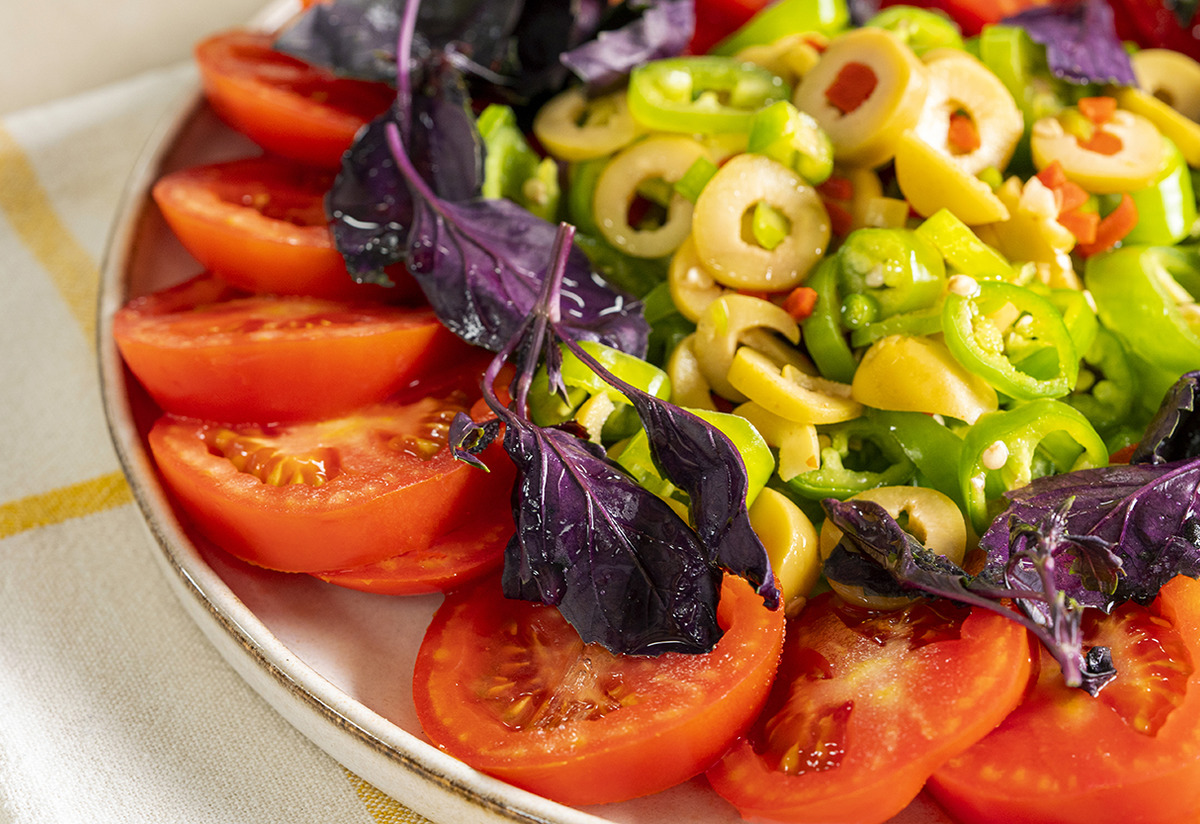 Tam Mevsiminde: Çilek Sirkeli Domates Salatası Tarifi