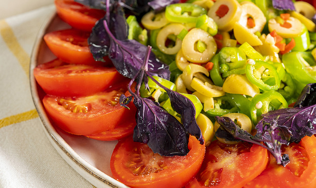 Tam Mevsiminde: Çilek Sirkeli Domates Salatası