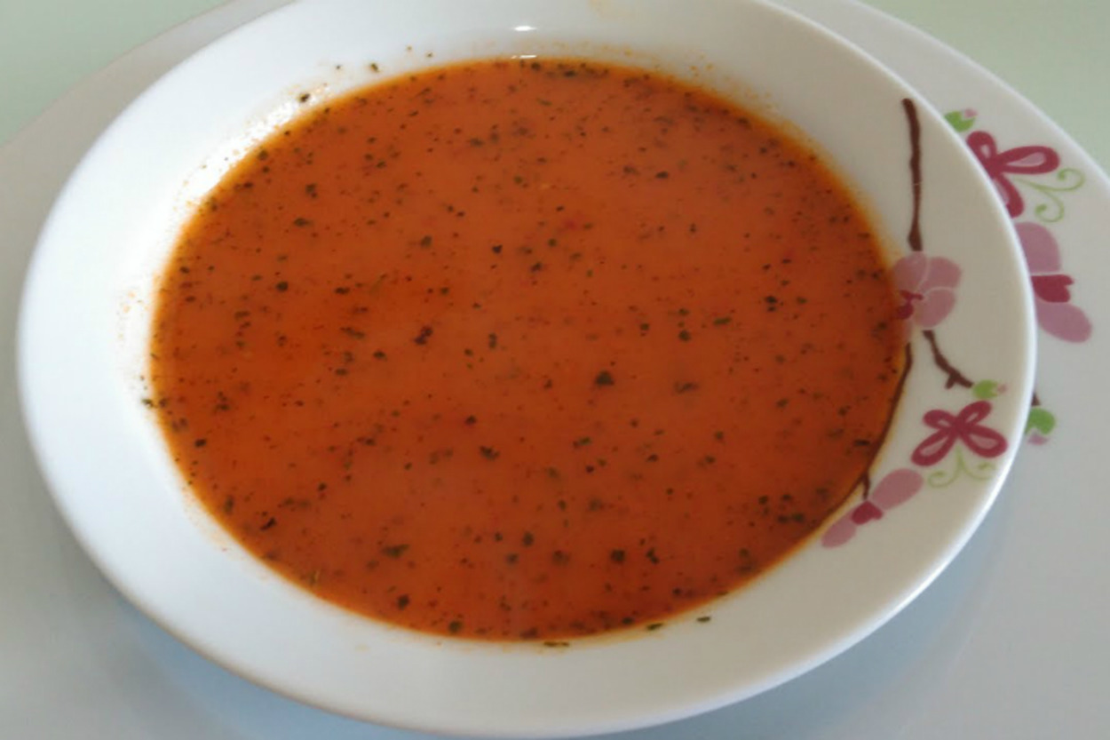 En Kolayı: Salçalı Un Çorbası