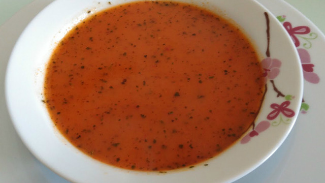 En Kolayı: Salçalı Un Çorbası