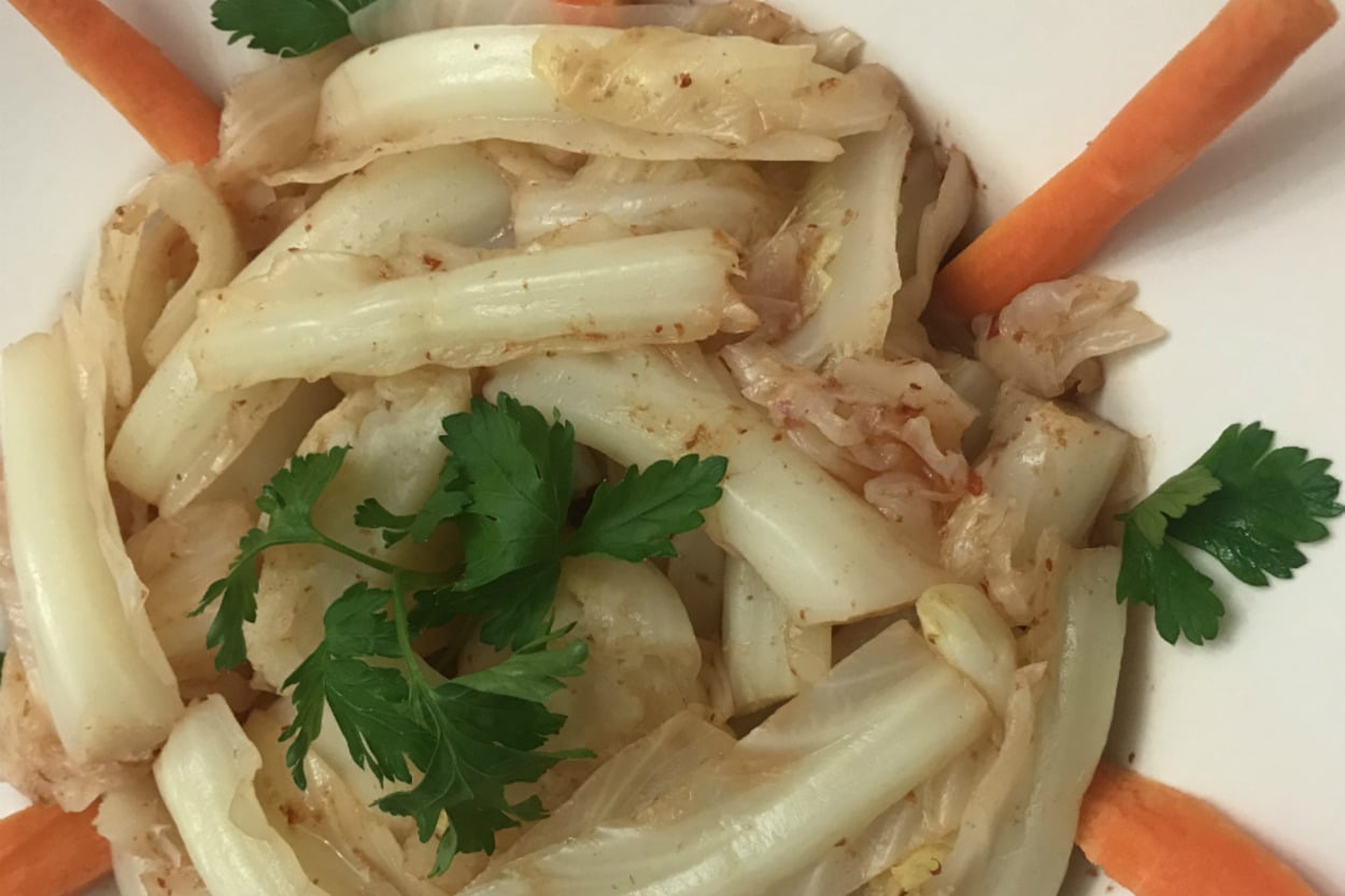 Her Yemeğin Yanına Yakışan: Ekşili Lahana Salatası