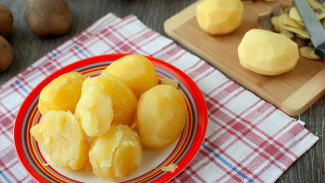 Tam Kıvamında Pişsin: Patates Haşlarken Dağılmaması İçin Ne Yapılır?