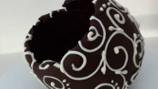 Çikolata Kasesinde: Beyaz Çikolata Soslu Dondurmalı Profiterol