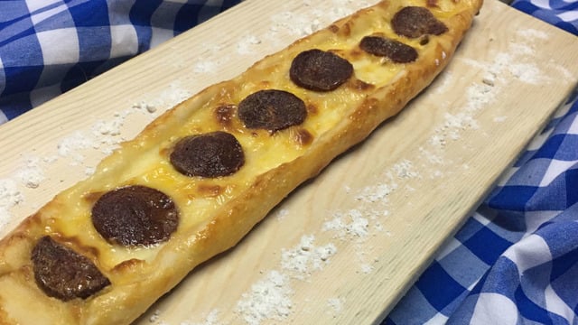 Taş Fırın Tadında: Kaşarlı Sucuklu Pide