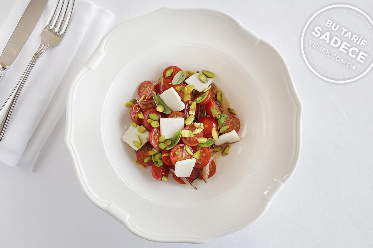 Raika Restaurant'tan: Fıstıklı Domates Salatası