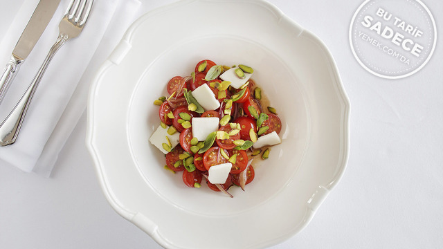 Raika Restaurant'tan: Fıstıklı Domates Salatası