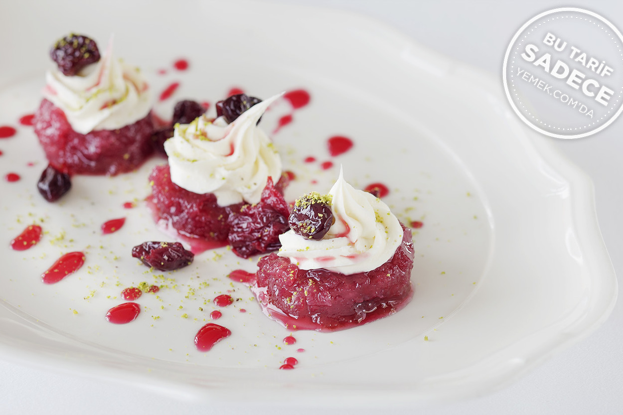 Raika Restaurant'tan: Vişneli, Kaymaklı Ekmek Kadayıfı