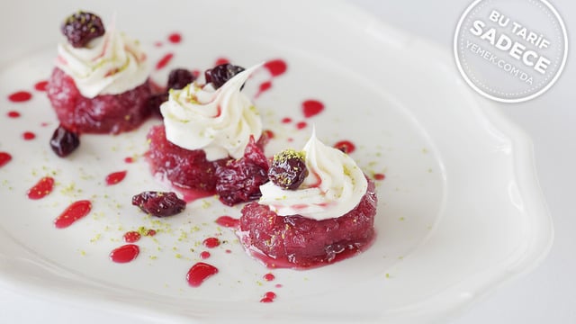 Raika Restaurant'tan: Vişneli, Kaymaklı Ekmek Kadayıfı