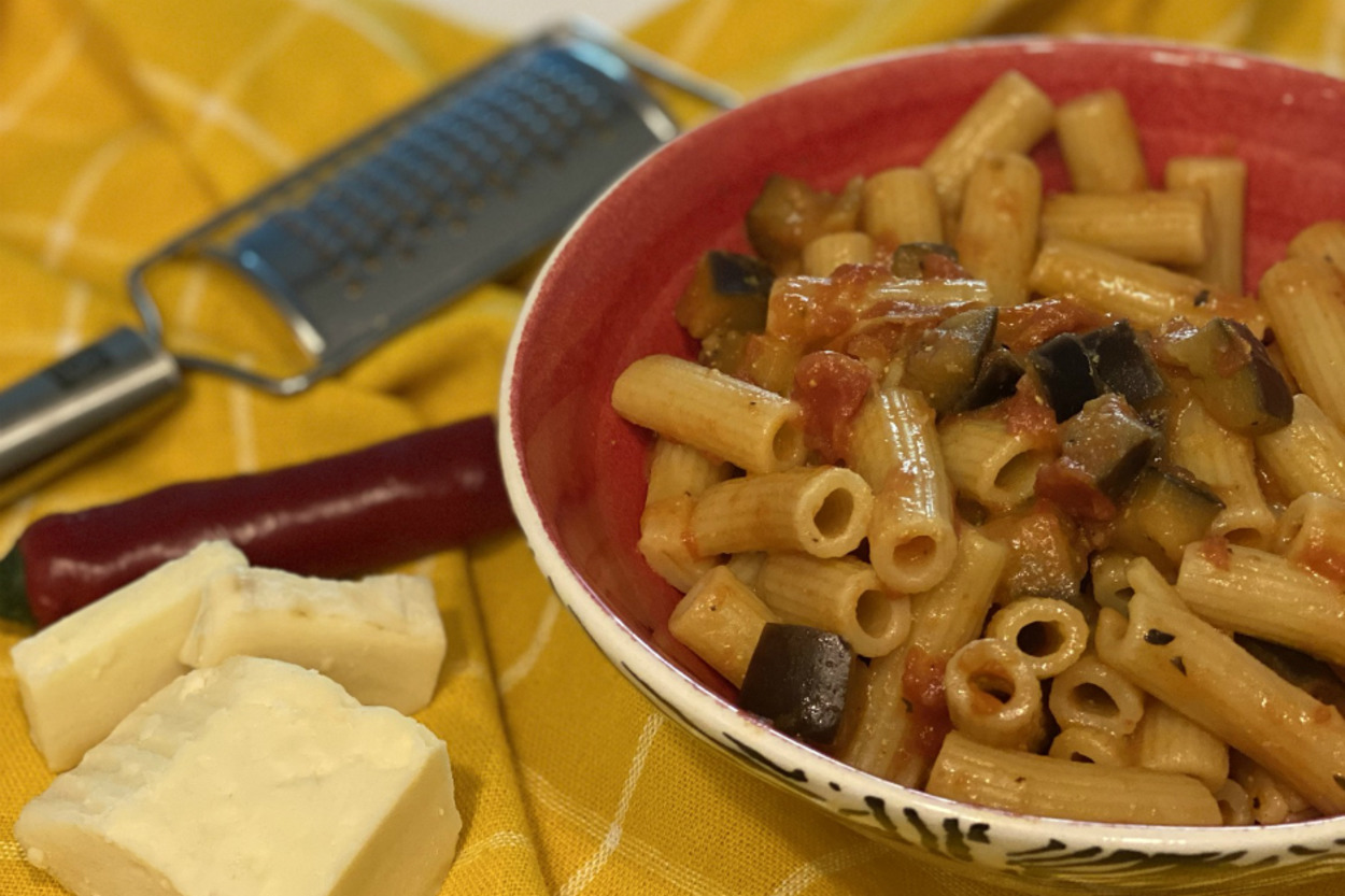 Parmakları Yedirir: Rigatoni Alla Norma