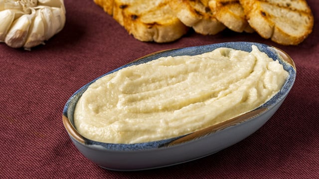 Lübnan Usulü Sarımsaklı Sos: Toum Sos