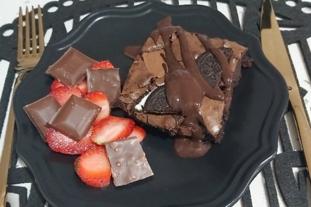 Yoğun Çikolata Lezzetiyle: Kakaolu Bisküvili Brownie