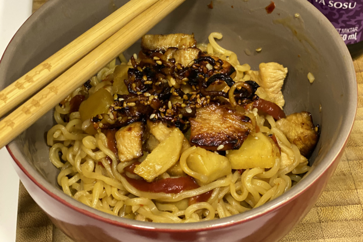 Çin Restoranı Tadında: Tatlı Ekşi Soslu Tavuklu Noodle