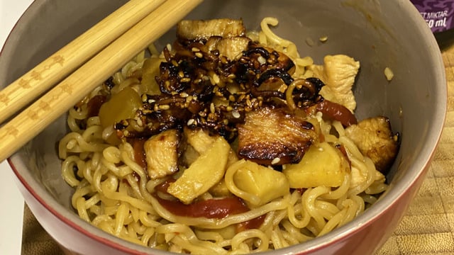 Çin Restoranı Tadında: Tatlı Ekşi Soslu Tavuklu Noodle