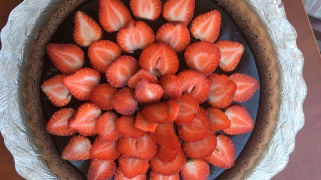Böylesi Yok: Çikolata Soslu Çilekli Tart