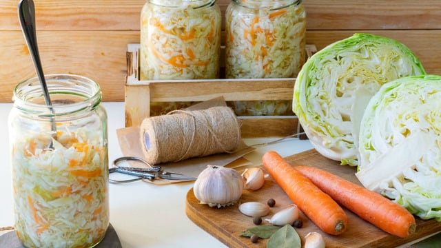 Sirkesiz, Limonsuz, Bağırsak Dostu: Probiyotik Lahana Turşusu Nasıl Yapılır?